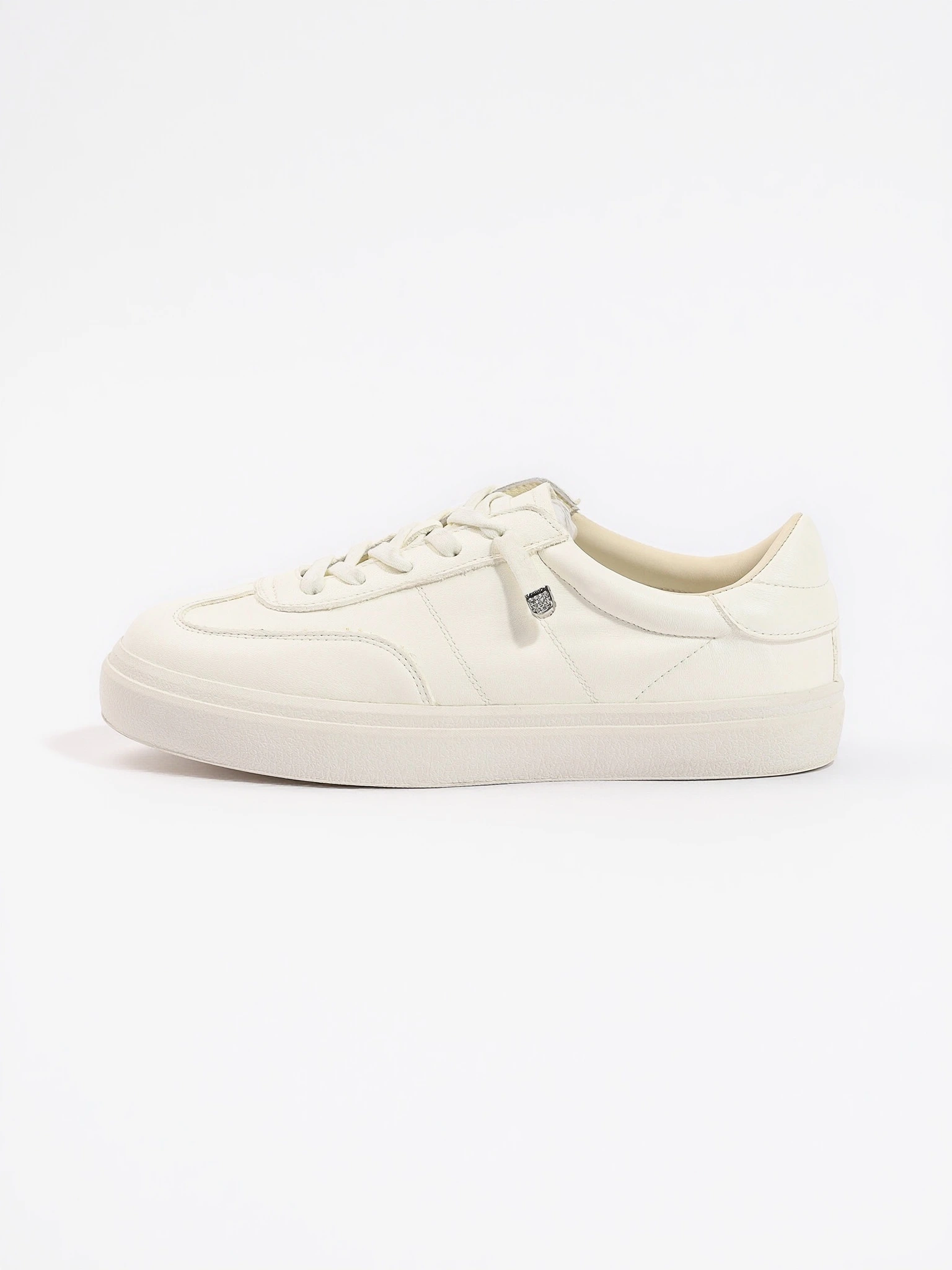 Кеды белого цвета на низкой подошве